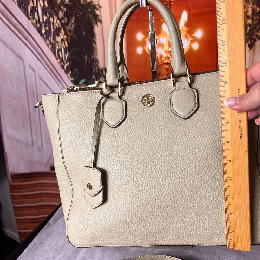 Tory Burch Robinson pebbled leather tote bag cream color with logo charm tag - Picture 17 of 17